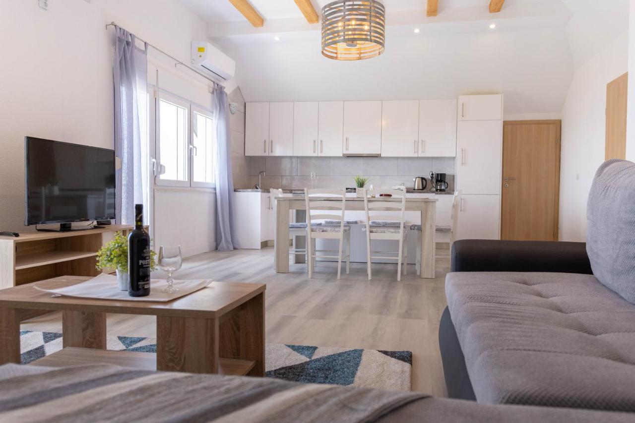 Apartmani Sandra Kaštela Exteriör bild